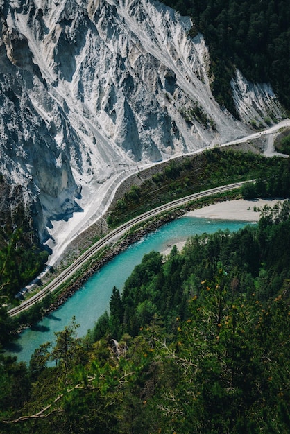 lo sfondo mobile di una strada sotto la montagna fotografata dal cielo