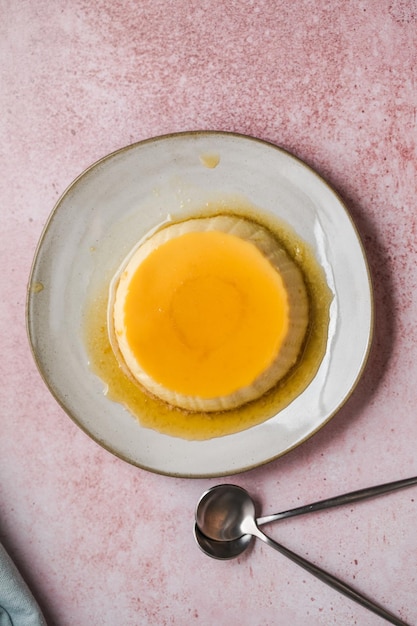 Lo sformato di creme caramel o budino al caramello è un dessert alla crema pasticcera