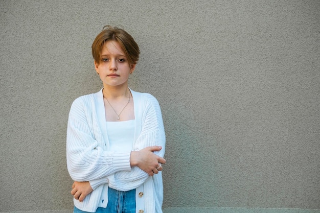 Lo sguardo intenso di un'adolescente rossa con i capelli corti racconta una storia di sogni giovanili