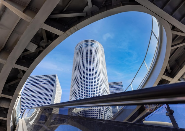 Lo skyline del quartiere degli affari finanziari di Israele Tel Aviv comprende centri commerciali e uffici high tech