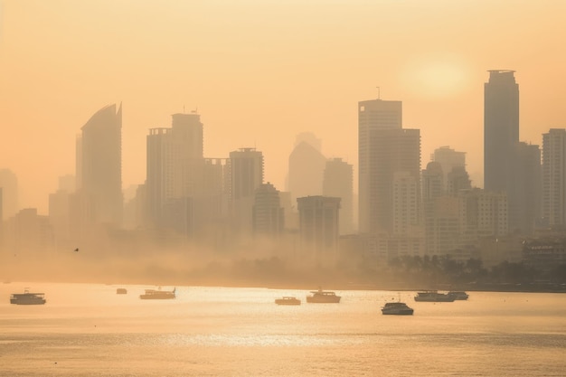 Lo skyline della città costiera è avvolto da smog e foschia, inquinamento atmosferico e cambiamenti climatici