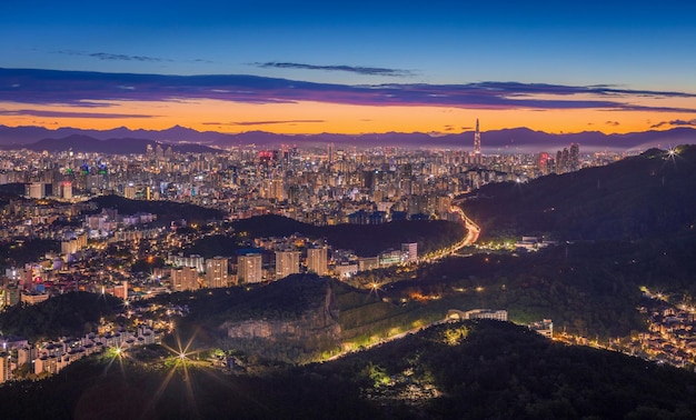 Lo skyline della città di Seoul, il centro e il grattacielo di notte sono la vista migliore e bella