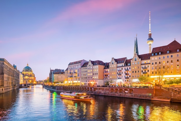 Lo skyline di Berlino con la Cattedrale di Berlino (Berliner Dom) e il fiume Sprea al tramonto al crepuscolo, in Germany