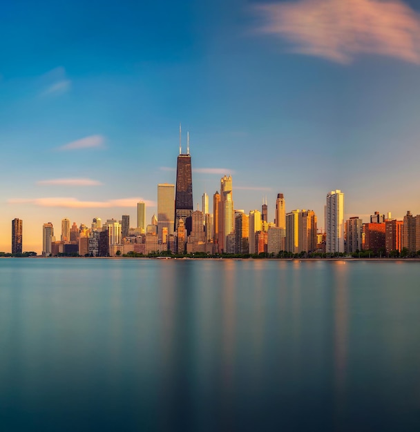 Lo skyline di Chicago al tramonto visto da North Avenue Beach