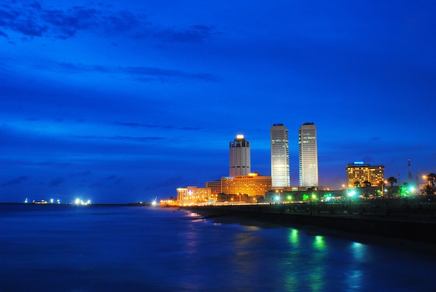 Lo skyline di Colombo subito dopo il tramonto