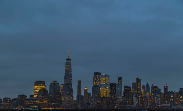 Lo skyline di manhattan con lo skyline di new york city sullo sfondo.