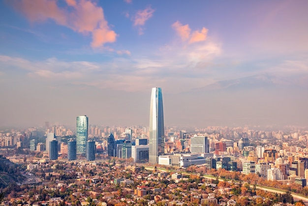 Lo skyline di Santiago in Cile al tramonto.