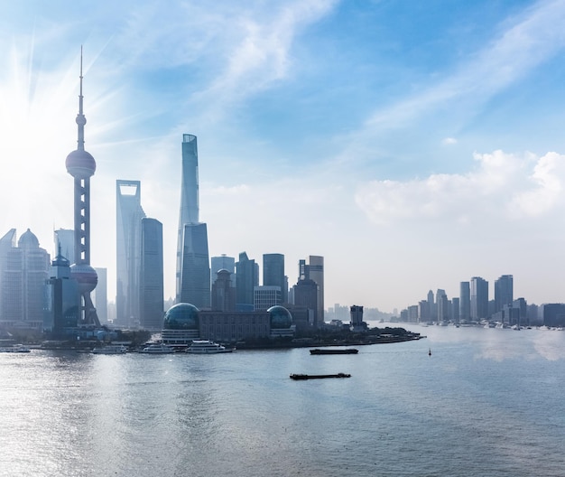 Lo skyline di Shanghai e il fiume Huangpu contro un cielo mattutino