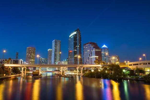 Lo skyline di Tampa di notte con il fiume Hillsborough in primo piano