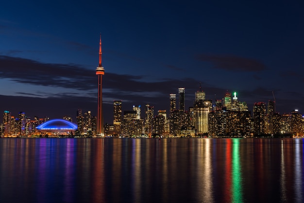 Lo skyline di Toronto con il lago Ontario in primo piano visto dal centro dell'isola