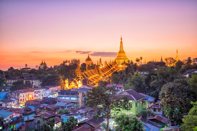 Lo skyline di Yangon al crepuscolo con Shwedagon Pagoda in Myanmar