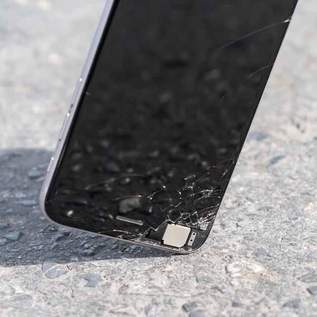 Lo smartphone cade a terra e lo schermo si rompe