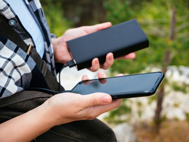 Lo smartphone nero è connesso al power bank