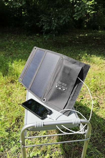 Lo smartphone si ricarica dall'energia solare in natura