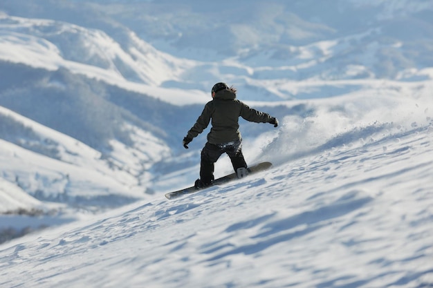 lo snowboarder freestyle salta e cavalca