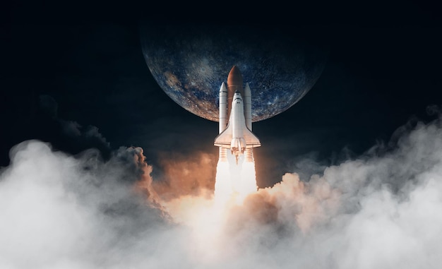Lo Space Shuttle decolla verso Mercury Elements di questa immagine fornita dalla NASA