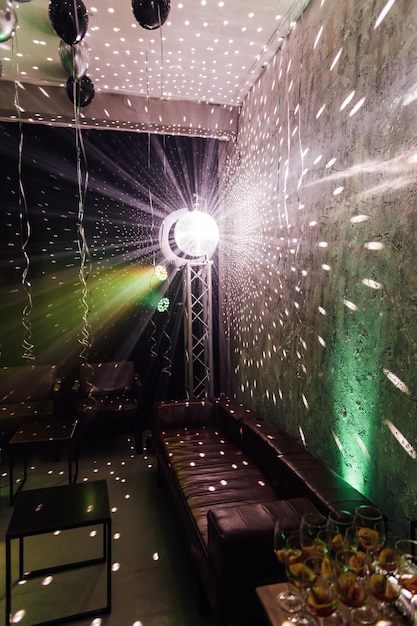 Lo specchio a palla della discoteca gira e riflette la luce nella discoteca del club