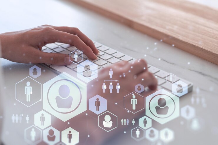 Lo specialista delle risorse umane di Hands of Woman sta digitando la tastiera in Internet per trovare i migliori candidati per creare una rete internazionale nel processo di reclutamento Abbigliamento casual Icone dell'ologramma dei social media