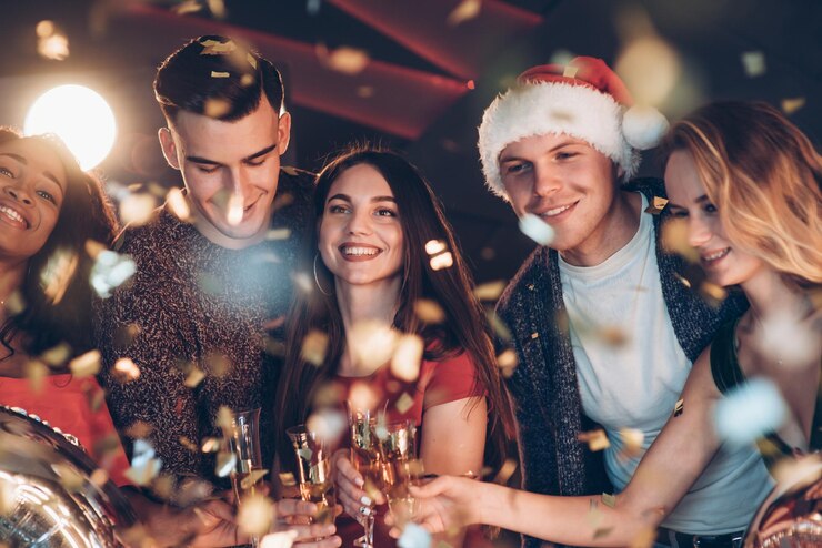 Foto lo spirito del nuovo anno è in onda foto della compagnia di amici che fanno la festa con l'alcol