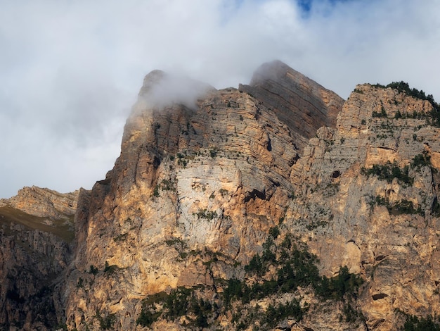 Lo spirito di montagna si manifesta nella pietra Un'impressionante sagoma di un teschio su un'alta scogliera di pietra un mistico luogo naturale nelle montagne del Caucaso