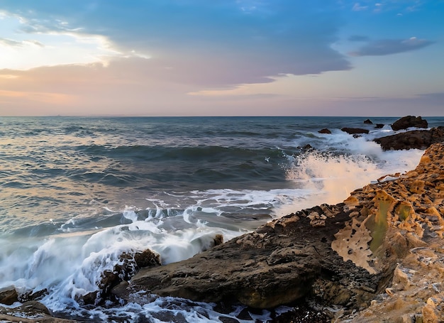 Lo splendido paesaggio marino con il cielo colorato e gli ultimi raggi sulla costa rocciosa del Mar Nero