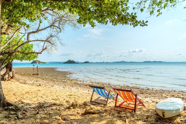 Lo splendido scenario della sdraio e della canoa sulla spiaggia