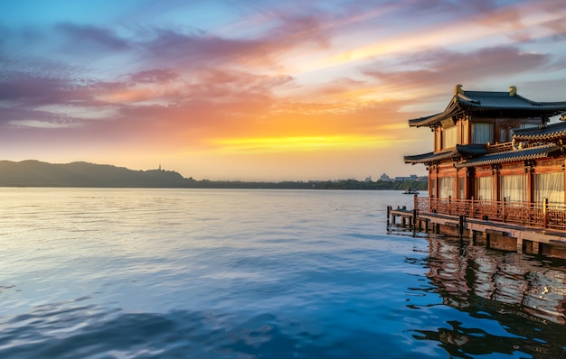 Lo splendido scenario naturale e le barche in legno del lago ad ovest di Hangzhou