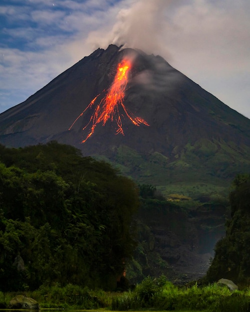 Lo splendore del monte Merapi quando erutta di notte