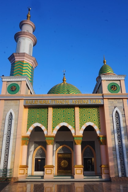 Lo splendore della moschea che torreggia sotto il cielo blu crea uno spettacolo mozzafiato