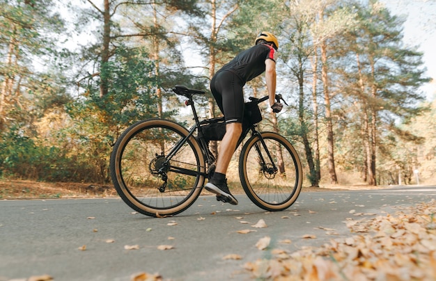 Lo sportivo estremo cavalca in modo spettacolare una bicicletta nella foresta