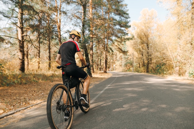 Lo sportivo estremo cavalca in modo spettacolare una bicicletta nella foresta