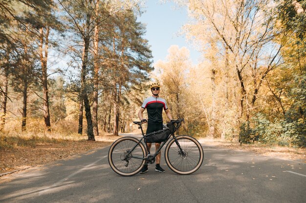 Lo sportivo estremo cavalca in modo spettacolare una bicicletta nella foresta