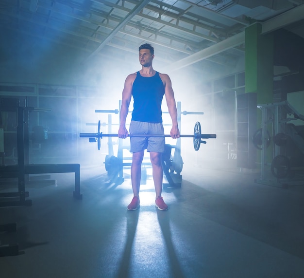 Lo sportivo tiene un bilanciere in palestra