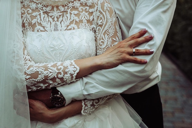 Lo sposo al matrimonio abbraccia la sposa