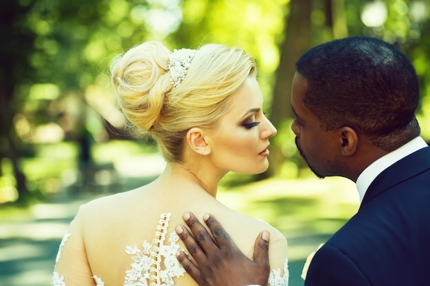 Lo sposo amorevole tocca la spalla della sposa adorabile