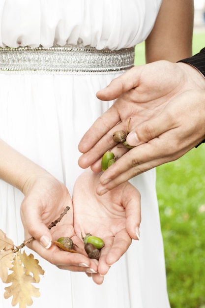 Lo sposo dona alla sposa le ghiande