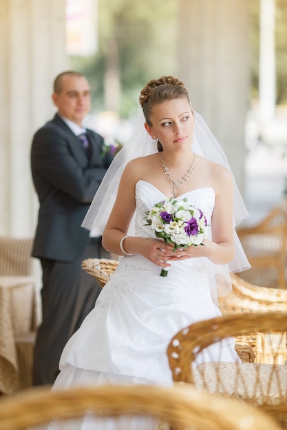 Lo sposo e la sposa nella caffetteria