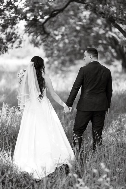 Lo sposo e la sposa stanno camminando nella foresta