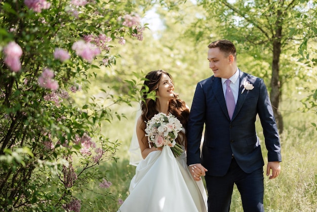 Lo sposo e la sposa stanno camminando nella foresta