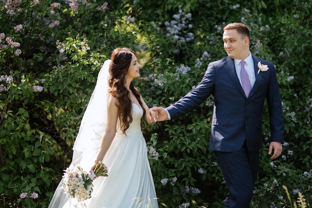 Lo sposo e la sposa stanno camminando nella foresta