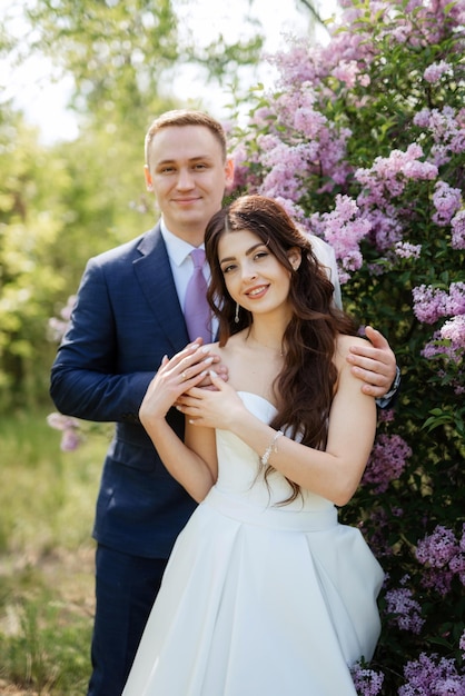 Lo sposo e la sposa stanno camminando nella foresta