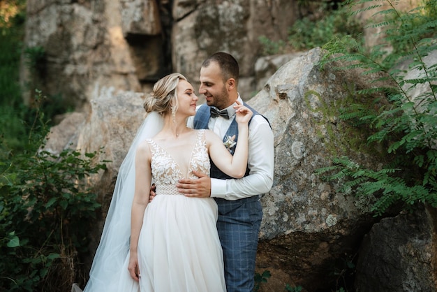 Lo sposo e la sposa stanno camminando nella foresta