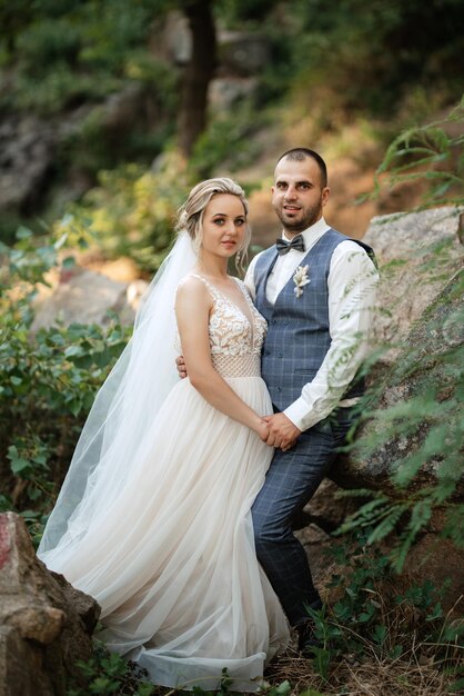 Lo sposo e la sposa stanno camminando nella foresta