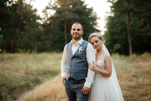 Lo sposo e la sposa stanno camminando nella foresta