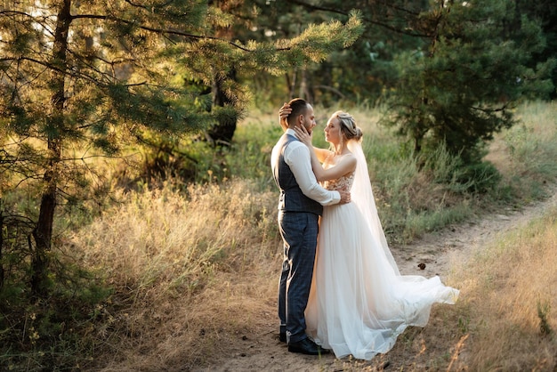 Lo sposo e la sposa stanno camminando nella foresta