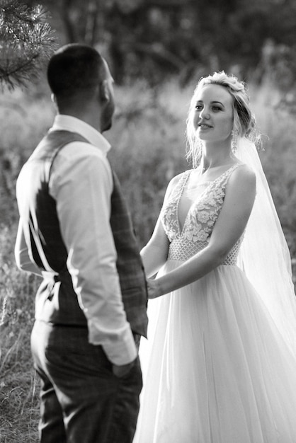 Lo sposo e la sposa stanno camminando nella foresta