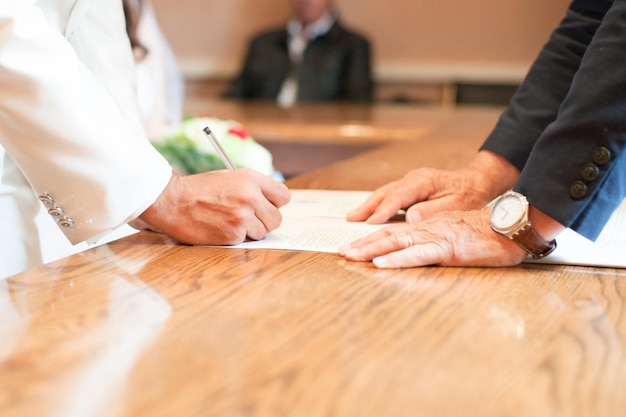 Lo sposo firma il suo matrimonio in municipio