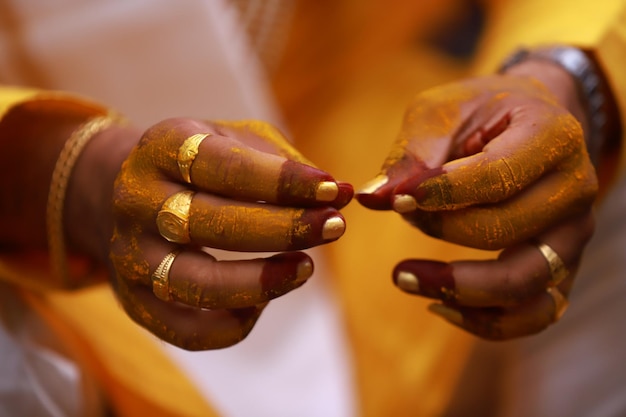 Lo sposo indiano passa il matrimonio indiano
