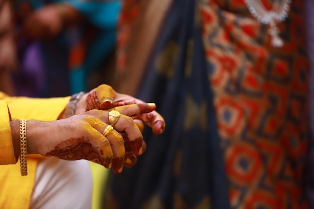 Lo sposo indiano passa il matrimonio indiano