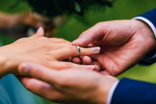 Lo sposo mette alla sposa un anello d'oro al dito